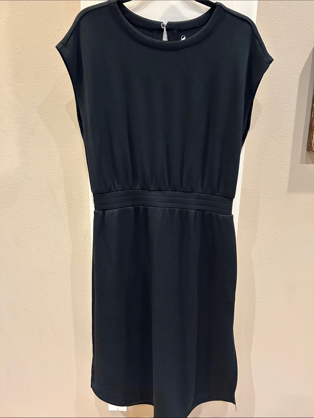 Lou & Grey Black Midi Cap-Sleeve Shift Dress